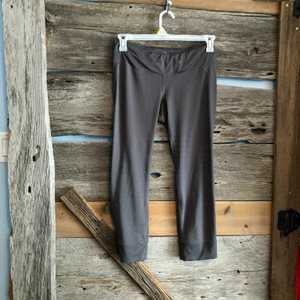 𝅺fila Grey activewear cropped leggings size Med